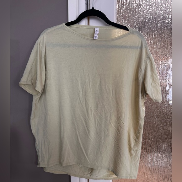 Lululemon back in action t shirt - Picture 2 of 4